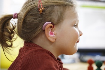 Mädchen mit Hörgerät von Krönung Hörakustik Mädchen mit Hörgerät von Krönung Hörakustik